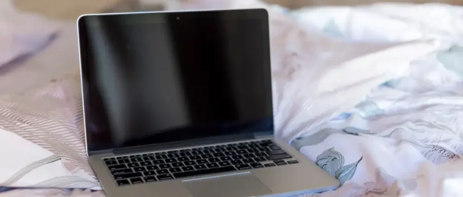 macbook di kasur