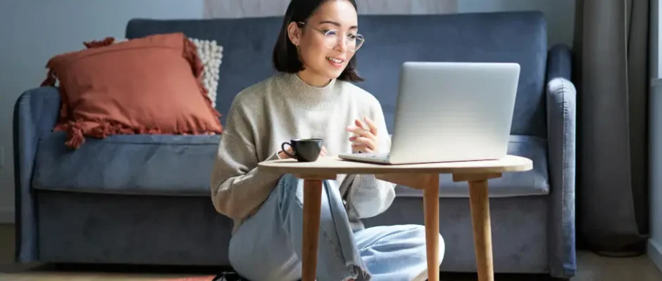 wanita di depan laptop